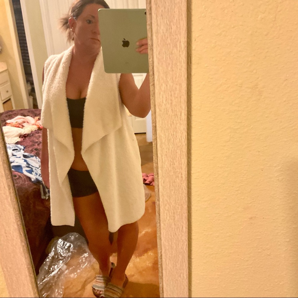 NEW LISTING‼️Fuzzy Vest NWT $68 - Picture 6 of 11